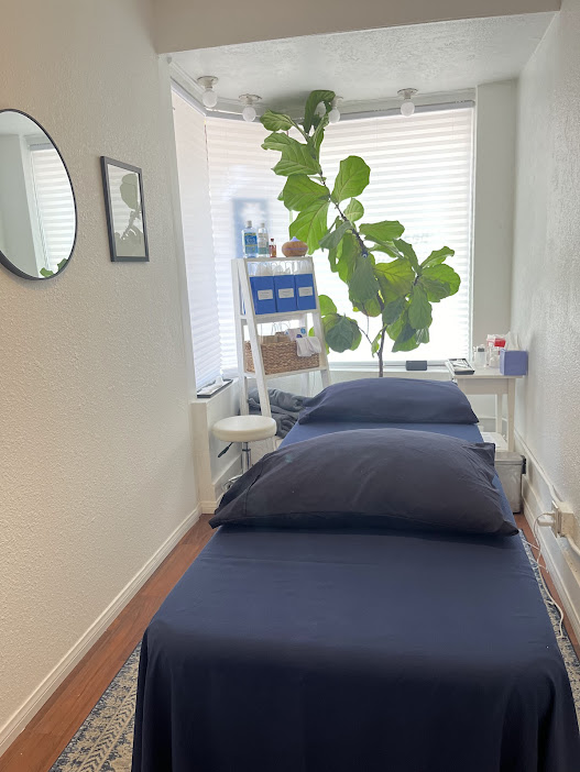 Microneedling with hyaluronic acid, treatment room at Beach Microneedling